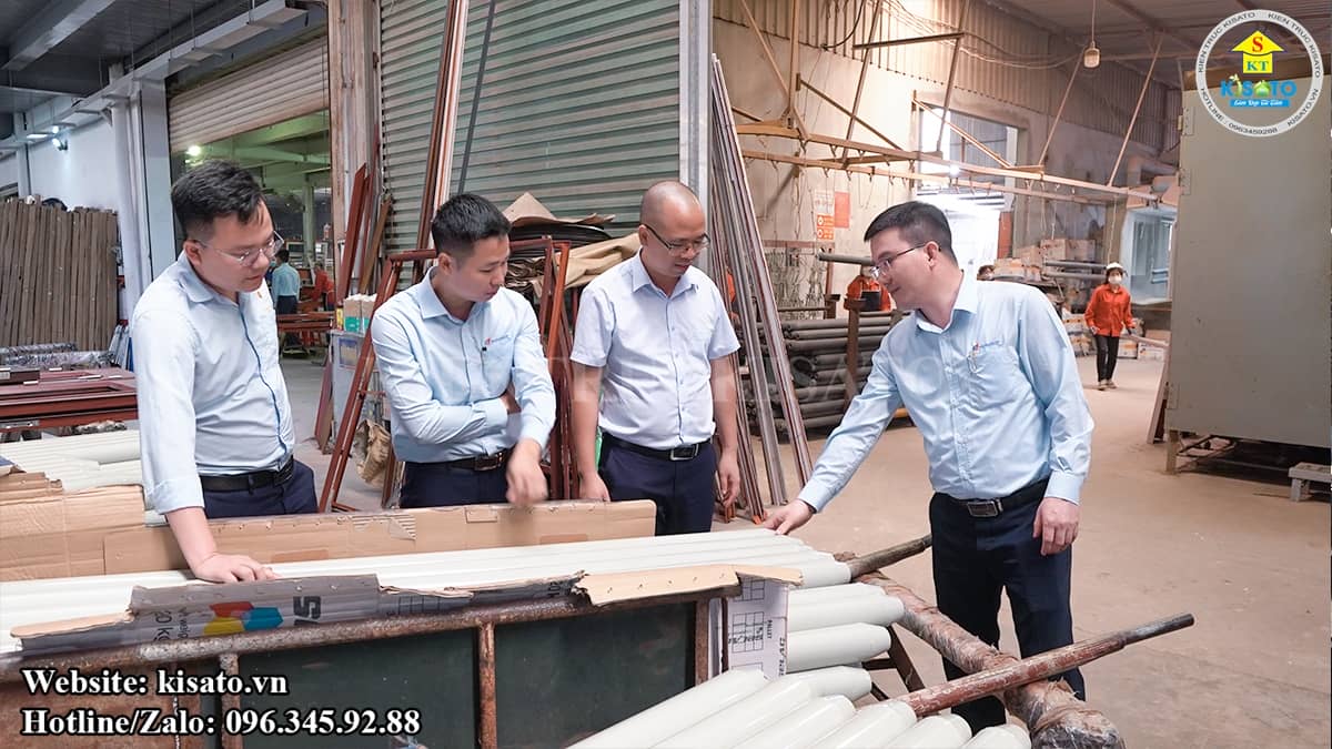 Chủ tịch Kisato tham quan quy trình sản xuất của thép vân gỗ tại nhà máy